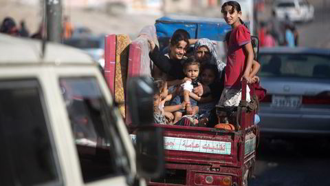 Innbyggere rømmer fra Shuja'iyya-distriktet i Gaza by, etter at Hamas begynte å avfyre raketter da våpenhvilen gikk ut fredag morgen. Israel har varslet en kraftig reaksjon. Foto: Mahmud Hams, AFP / NTB scanpix