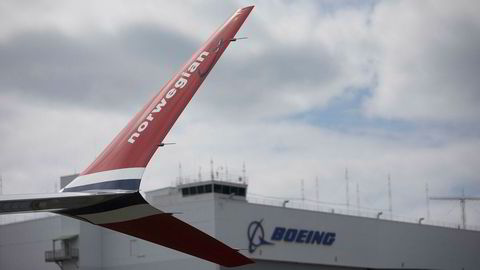 Beslutningen om å sette Norwegians Boeing 737 8 Max-fly på bakken kan bli dyr dersom det europeiske flyveforbudet blir langvarig. Norwegian-sjef Bjørn Kjos (innfelt) venter imidlertid at Boeing tar regningen.