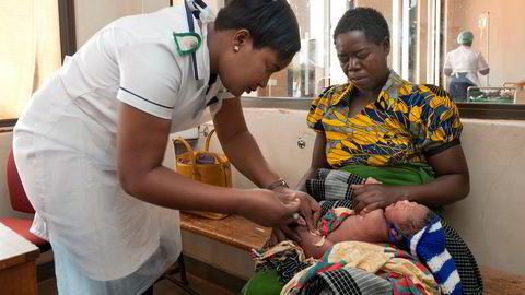 På helsesenteret i Lumbadzi jobber sykepleierne Harriet Amon Mpungwe (til høyre) og Treazer Bonongwe. Etter utdannelsen på Kamuzu College of Nursing er de nå fullt opptatt med dagelige konsulatsajoner i landsbyen som ligger ca. 25 km utenfor hovedstaden Lilongwe. I bakgrunn venter Malita Chipuniro - som er gravid i 8. mnd på å bli undersøkt. Hun har kommet til helsesenteret etterat hun fikk blødninger. Etter sjekk blir hun sendt videre til Bwaila maternity unit i Lilongwe for videre utredning. I forgrunn venter den nybakte mor Chrissy Natani på at det en dager gamle barnet hennes - Tamandam Tamani, skal bli undersøkt. Barnet har en tempratur på 37,6. Begge ble også sendt videre til Bwaila maternity unit for videre utredning. ---