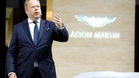 Den britiske luksusbilprodusenten Aston Martin merker svakere salg i sine to viktigste markeder. Her Aston Martin-sjef Andy Palmer på bilmessen i Genève tidligere i år.