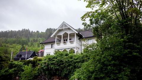 Denne villaen i utsiktsveien Bergstien i Drammen kjøpte eiendomsmegleren i 2016. Så skjønte han alvoret og gikk til Finanstilsynet, som tok fra ham bevillingen. Nå kan han få den tilbake.