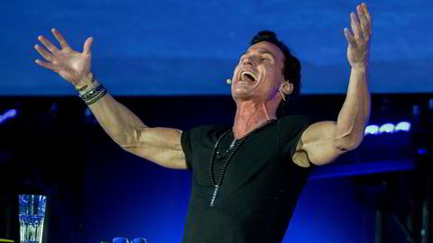 Petter Stordalen får de svenske rettighetene til bestselgende forfatter Lucinda Riley. Her på talestolen under Norsk olje og gass' årskonferanse i år.