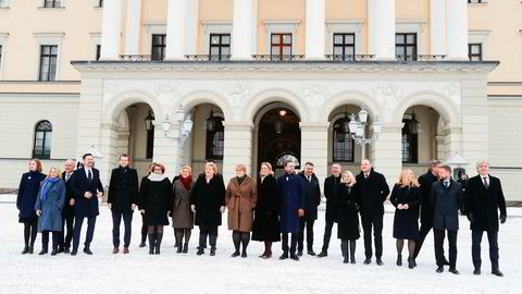 Statsminister Erna Solberg presenterte sin utvidete regjering etter ekstraordinært statsråd på Slottet tirsdag. Fra venstre Iselin Nybø (V), Åse Michaelsen (Frp), Jan Tore Sanner (H), Dag Inge Ulstein (KrF), Kjell Ingolf Ropstad (KrF), Olaug Bollestad (KrF), Siv Jensen (Frp), Erna Solberg (H), Trine Skei Grande (V), Ingvil Smines Tybring-Gjedde (Frp), Nikolai Astrup (H), Kjell-Børge Freiberg (Frp), Frank Bakke-Jensen (H), Monica Mæland (H), Jon Georg Dale (Frp), Anniken Hauglie (H), Harald Tom Nesvik (Frp). Bent Høie (H) og Ola Elvestuen.  Skjult i bakgrunnen Tor Mikkel Wara (Frp), Ine Eriksen Søreide (H) og Torbjørn Røe Isaksen (H).