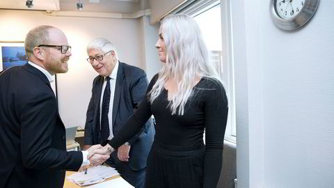 PFU behandler klagesaken mellom Sofie og VG. Sjefredaktør Gard Steiro i VG hilser på Sofie - med hennes advokat Knut Asbjørn Solevåg i bakgrunnen.