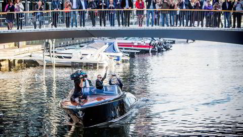 Hariton Pushwagner (75) ankommer galleri Fineart på Tjuvholmen i båt og blir hyllet som en folkehelt av 3000 fremmøtte. Foto: Adrian Nielsen
