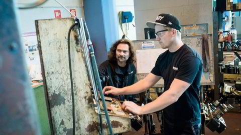 Operatør Fridtjof Holthe (til høyre) og klubbleder Ståle Borgerud på maskineringsverkstedet til Aquamarin Subsea i Vestby frykter morgendagen. Foto: Skjalg Bøhmer Vold