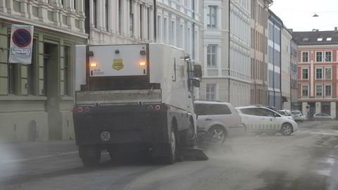 Myndighetene advarer nå barn med svekket helse og personer med hjerte-/karsykdommer om å bevege seg utendørs i de områdene med verst luftkvalitet. Her fra vårrengjøring i Oslo.