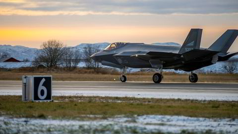 Svak kronekurs gjør innkjøpet av kampfly dyrere. På bildet lander et av de første F-35-flyene på norsk jord på Ørland flystasjon.