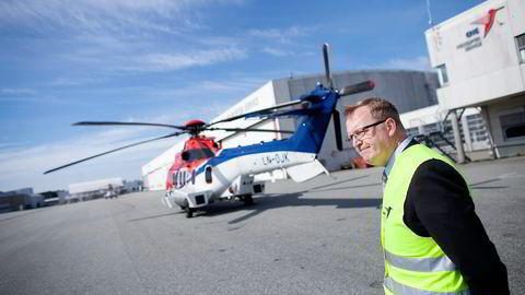 CHC Helicopter-sjef Karl Fessenden foran et av selskapets EC 225-helikoptre som er satt på bakken som følge av dødsulykken med søsterhelikopteret på Sotra. Foto: Tomas Alf Larsen