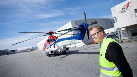 CHC Helicopter-sjef Karl Fessenden foran et av selskapets EC 225-helikoptre som er satt på bakken som følge av dødsulykken med søsterhelikopteret på Sotra. Foto: Tomas Alf Larsen