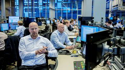 Oljeanalytiker Torbjørn Kjus og råvaresjef Nils Fredrik Hvatum i  DNB Markets sitter spente på råvaredesken hos DNB Markets i forkant av oljekartellet Opecs toppmøte i november i fjor.