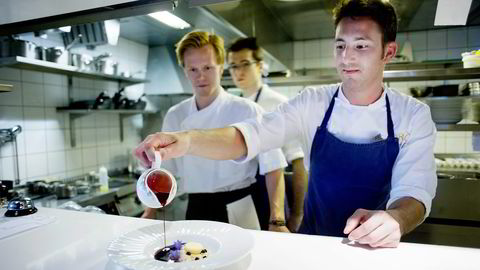 KOKKELERING. Lærling Fredrik Hettervik (fra venstre), kokk Federico Fioravanzo og sjefskokk Markus Dybwad på Oro viser frem sine kokkekunster. Foto: Mikaela Berg