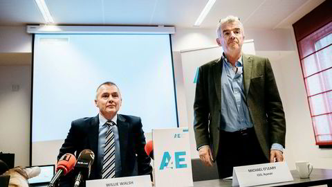 Fra venstre: Willie Walsh, toppsjef i International Airlines Group (IAG), og Ryanair-sjef Michael O'Leary. De to holdt en pressekonferanse i Brussel onsdag om strikebølge blant flygeledere i EU.