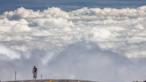 Mosjonist Martin Hoff (42) fra Oslo fløy ens ærend til Hawaii for å klatre vulkanen Mauna Kea på sykkel. Ruten går fra havet og til toppen, syv mil og 4200 meter høyere opp. Foto: Christian James
