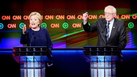 Hillary Clinton (t.v.) og Bernie Sanders, her i en TV-debatt tidligere i år.  Foto: Scott Olson/AFP/NTB Scanpix