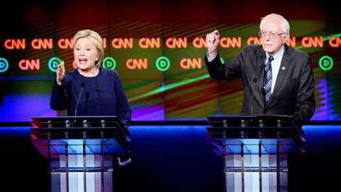 Hillary Clinton (t.v.) og Bernie Sanders, her i en TV-debatt tidligere i år.  Foto: Scott Olson/AFP/NTB Scanpix