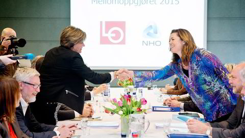 LOs leder Gerd Kristiansen (til venstre) og NHOs administrerende direktør Kristin Skogen Lund hilser på hverandre ved forhandlingsstarten for mellomoppgjøret 2015 i Næringslivets Hus i Oslo mandag. Foto: Håkon Mosvold Larsen,