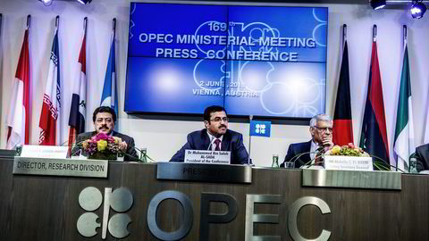 Fra venstre: Dr. Omar S. Abdul-Hamid, direktør i forskningsavdelingen i OPEC, Mohammed Bin Saleh Al-Sada,  Qatars energiminister og president for OPEC-konferansen 2016 og Abdullah al-Badri, tidligere genralsekretær i OPEC. Foto: Fartein Rudjord