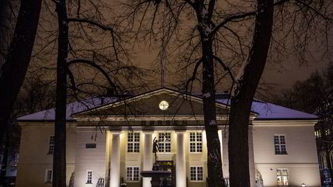 Oslo Børs i kveldsbelysning. Foto: Berit Roald /