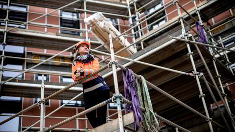 Arbeidsulykken i fjor, da en 21-åring falt 15 meter rett ned på betongen, ble en vekker for HMS-sjef Hilde Waage og entreprenørkonsernet Kruse Smith.