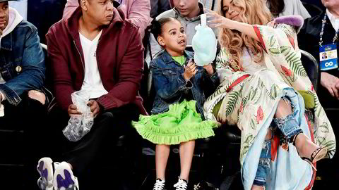 På «4:44» har JAY-Z med «oppsiktsvekkende få gjester – hovedsakelig moren, konen og datteren», skriver Audun Vinger. Bildet viser JAY-Z med datteren Blue Ivy Carter og konen Beyoncé Knowles.