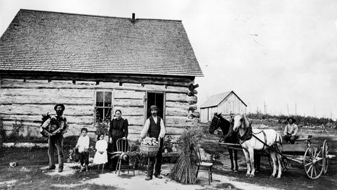 «Det er på tide at vi tar konsekvensen av folks valg ved å slutte å bruke fødested som merkelapp», skriver Victor D. Norman. Bildet viser nybyggere i Minnesota i USA i 1895. Foto: NTB Scanpix