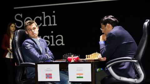Magnus Carlsen (til venstre) og Vishy Anand avbildet under det første partiet av sjakk-VM i 2014. Foto: Berit Roald / NTB scanpix