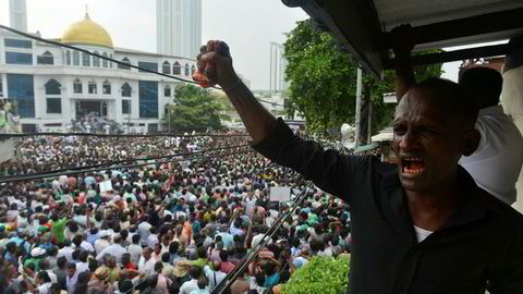 Det har vært store demonstrasjoner hele uken til støtte for Sri Lankas avsatte statsminister, Ranil Wickremesinghe. Presidenten og en tidligere rival, som er beskyldt for korrupsjon og grove brudd på menneskerettighetene, har gått sammen.