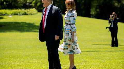 President Donald Trump uttrykker sympati for Theresa May. Her med førstedamen Melania Trump rett før de satte kursen mot Japan fredag.
