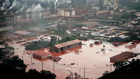 Kraftig regnvær i midten av februar førte til oversvømmelser og utslipp av ubehandlet regnvann fra Hydros Alunorte-fabrikk. I ettertid er det oppdaget flere andre kilder til utslipp som også har skjedd uavhengig av ekstremregnet