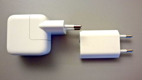 Oslo, 10.11.14: Det finnes to typer Apple-ladere. Laderen til venstre er til Ipad og yter 2,4 A, mens den lille Iphone-laderen yter 1A. Den minstre gir lengst levetid for batteriet, mens den store lader vesentlig raskere. Foto: Magnus Eidem