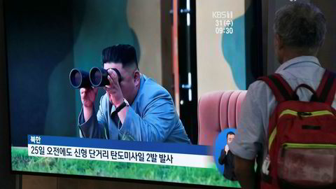 Nye oppskytinger fra Nord-Korea. En tv-skjerm viser leder Kim Jong Un som følger med på en oppskyting.