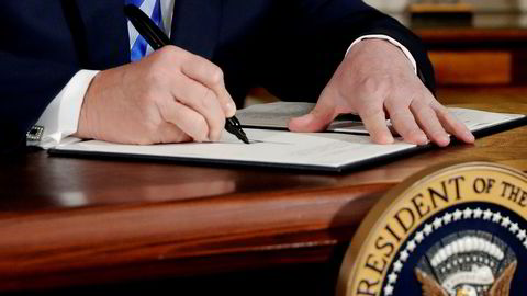 President Donald Trump, som nå har bestemt at USA skal ut av atomavtalen kaller den «verdens dårligste avtale». Tidligere denne måneden signerte Trump en proklamasjon som erklærer at han har til hensikt å trekke seg fra Irans kjernekonvensjon.