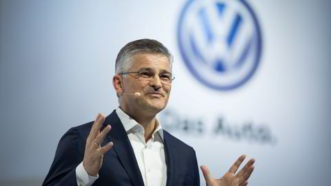 Sjef for Volkswagen i USA, Michael Horn, introduserer en ny Passat-modell mandag, men de fleste var like opptatt av jukseskandalen som rammet selskapet. Foto: Kevin Hagen/AP Photo/NTB scanpix