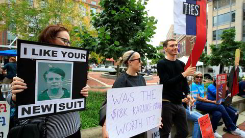 Demonstranter samlet seg tirsdag utenfor rettsbygningen i Alexandria i Virginia idet rettssaken mot Paul Manafort skulle starte.