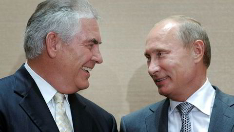 ExxonMobil-sjef Rex Tillerson (t.v.) her i hyggelig passiar med Russlands statsminister Vladimir Putin i 2011.