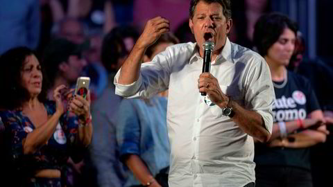 Fernando Haddad knapper inn på høyreorienterte Jair Bolsonaro.