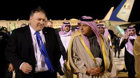 USAs utenriksminister Mike Pompeo blir tatt imot av Saudi-Arabias utenriksminister Adel al-Jubeir i i Riyadh søndag.