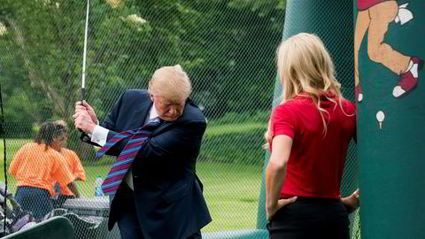 President Donald Trump svinger golfkøllen under en tilstelning på sydplenen utenfor Det hvite hus i fjor vår.