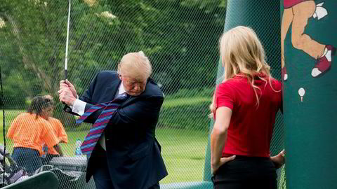 President Donald Trump svinger golfkøllen under en tilstelning på sydplenen utenfor Det hvite hus i fjor vår.