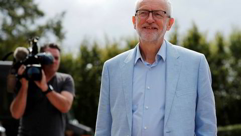 Labour-leder Jeremy Corbyn skal tirsdag møte andre opposisjonsledere. Han kan komme til å støtte et nyvalg før brexit om det ikke er noen annen løsning enn no deal.