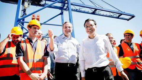 SILKEVEIEN. Den kinesiske statsministeren Li Keqiang vil gi penger til infrastruktur i Asia. Her er han i havnebyen Pireus i Hellas sammen med sin greske motpart, Antonis Samaras. Foto: Petros Giannakouris, Reuters/NTB Scanpix