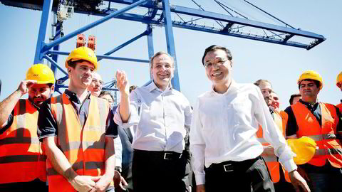 SILKEVEIEN. Den kinesiske statsministeren Li Keqiang vil gi penger til infrastruktur i Asia. Her er han i havnebyen Pireus i Hellas sammen med sin greske motpart, Antonis Samaras. Foto: Petros Giannakouris, Reuters/NTB Scanpix