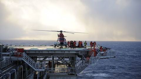 Helikopter lander på Snorre A. Foto: