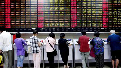 Først steg Shanghai-børsen med 153 prosent for deretter å falle med 42 prosent. Nå er flere i CSRCs ledelse som fikk ansvar for å stabilisere aksjemarkedet under etterforskning. Foto: Aly Song, Reuters/NTB Scanpix