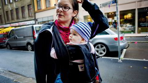 FRUSTRERT. – Det hadde vært greit å både kunne søke og følge prosessen videre på nett, sier Siri Follerås (34), med seks måneder gamle Anneli på magen. Foto: Mikaela Berg