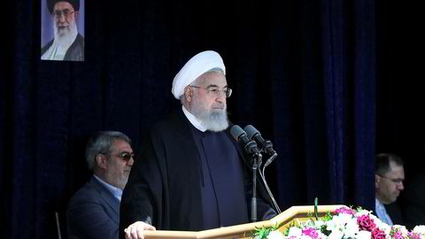 President Hassan Rouhani holder tale til en mønstring i byen Sabzevar, 6. mai, der han advarer USA mot å trekke seg fra atom-avtalen med Iran.