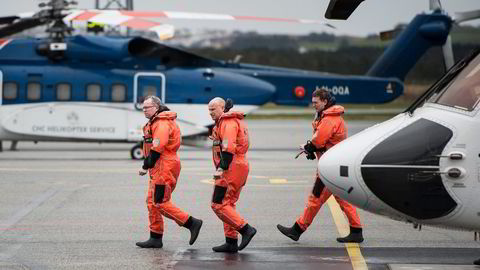 Statoil-sjef Eldar Sætre (til venstre) besøkte mandag Gullfaks B. Nå får han kritikk for å kutte kostnader for raskt. Foto: Carina Johansen/
