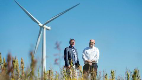 Vindmøller på Varhaug. Tor-Ove Horstad fra Hydro og Tore Ivar Slettemoen fra Njordr.