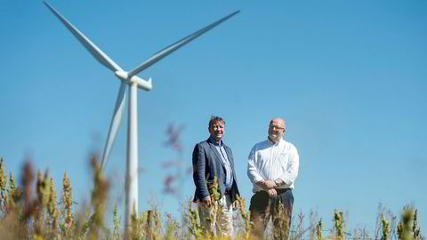 Vindmøller på Varhaug. Tor-Ove Horstad fra Hydro og Tore Ivar Slettemoen fra Njordr.